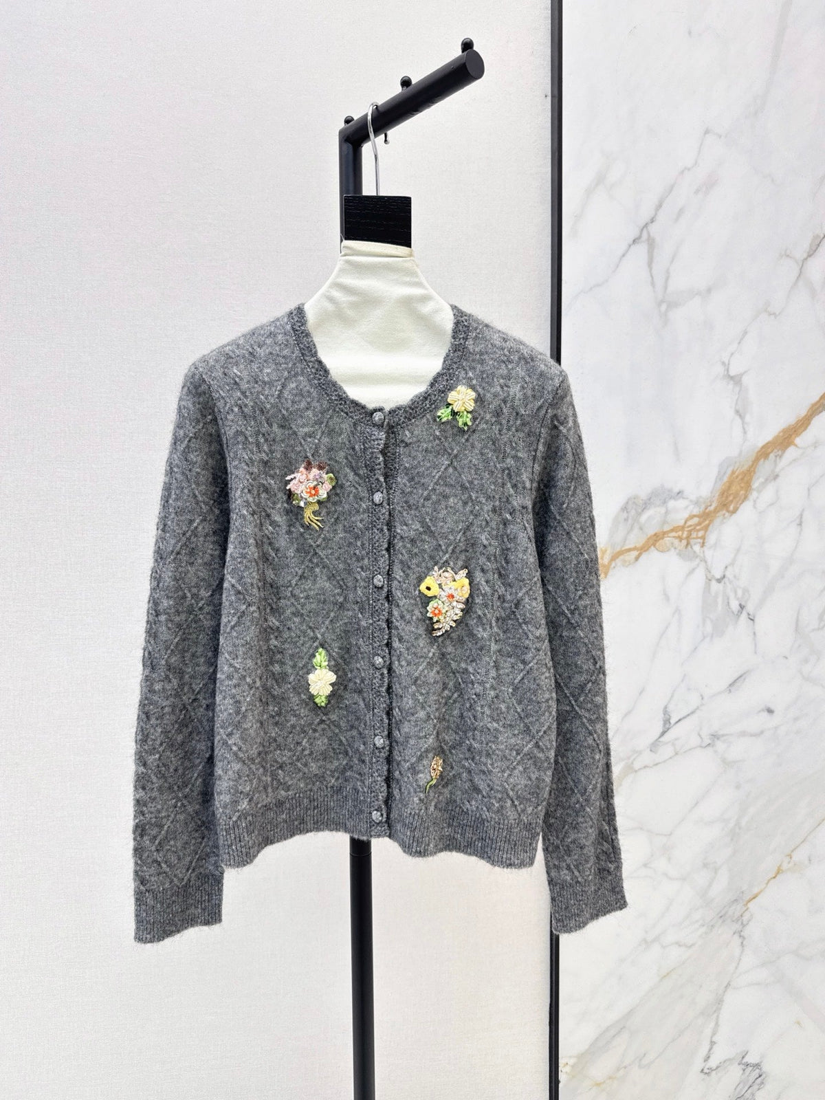 26Latest Autumn/Winter Vintage-Style Wool Knit Cardigan with 3D Floral Accents
