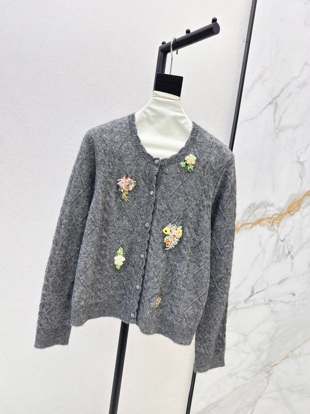26Latest Autumn/Winter Vintage-Style Wool Knit Cardigan with 3D Floral Accents