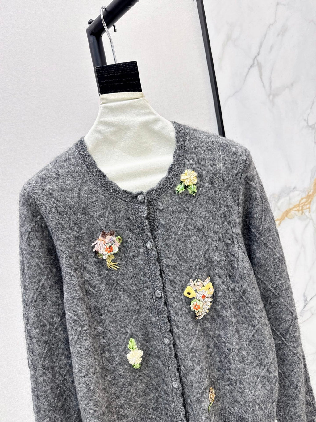 26Latest Autumn/Winter Vintage-Style Wool Knit Cardigan with 3D Floral Accents