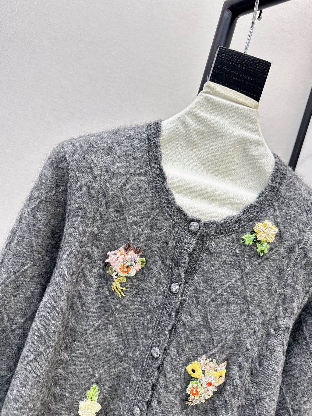 26Latest Autumn/Winter Vintage-Style Wool Knit Cardigan with 3D Floral Accents