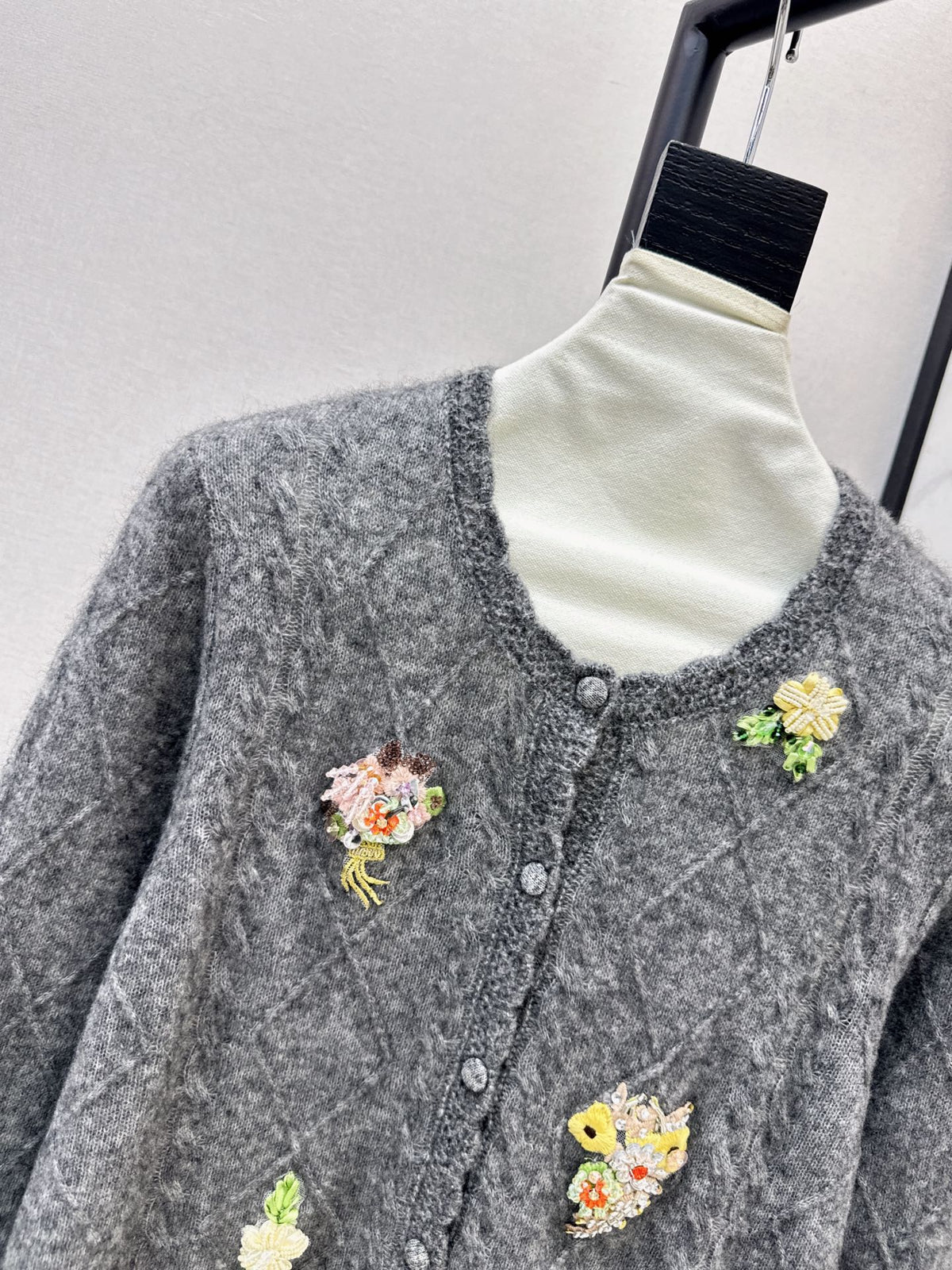26Latest Autumn/Winter Vintage-Style Wool Knit Cardigan with 3D Floral Accents