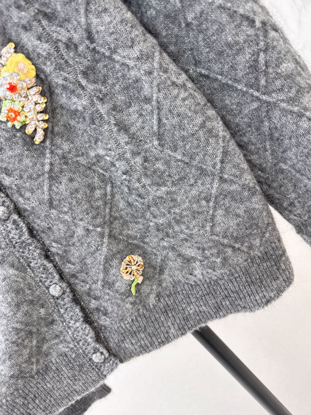 26Latest Autumn/Winter Vintage-Style Wool Knit Cardigan with 3D Floral Accents