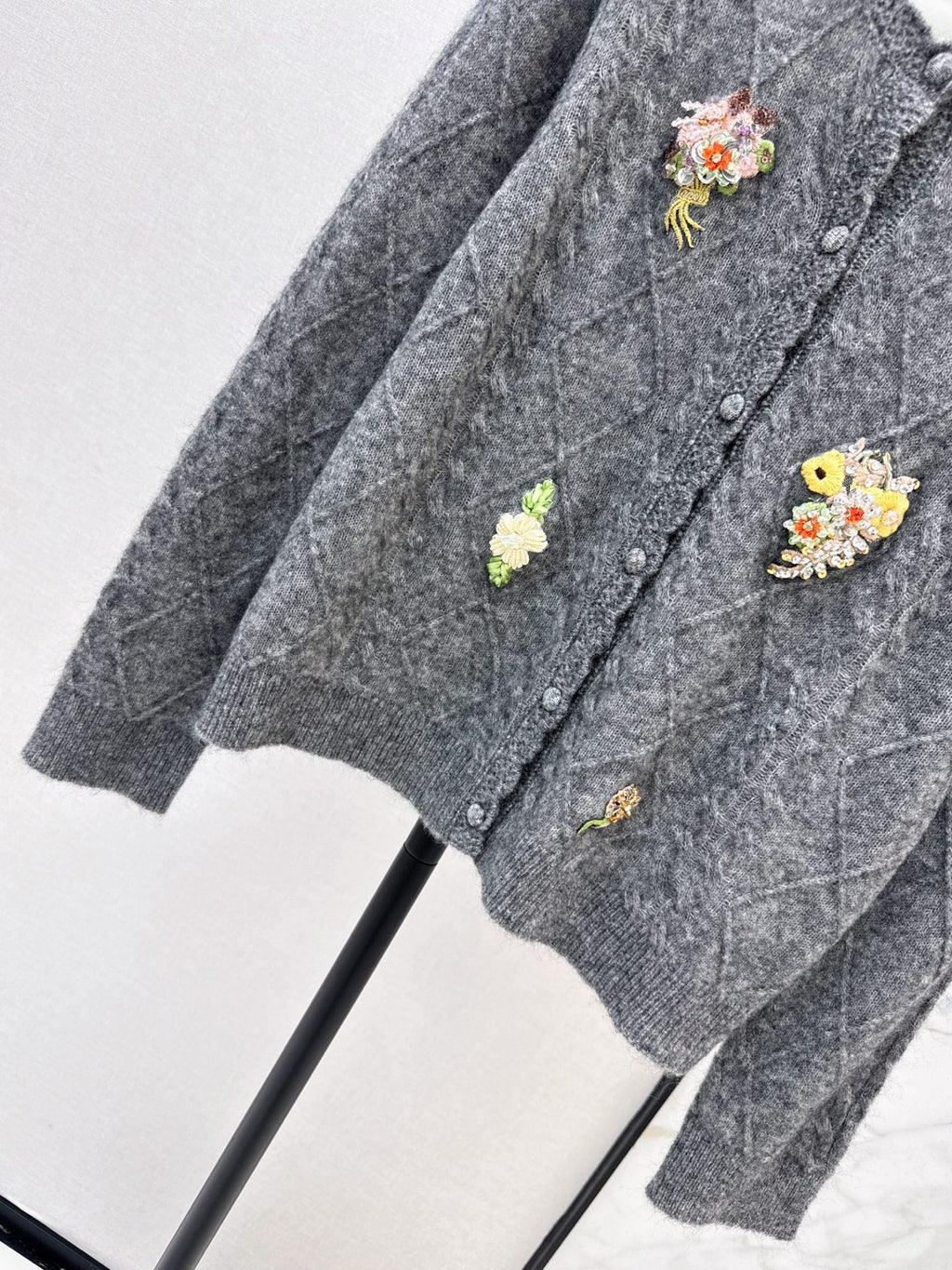 26Latest Autumn/Winter Vintage-Style Wool Knit Cardigan with 3D Floral Accents