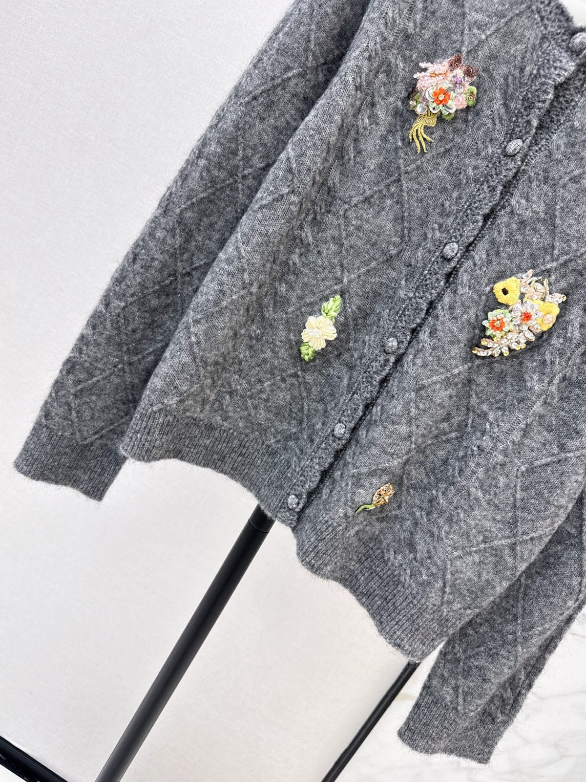 26Latest Autumn/Winter Vintage-Style Wool Knit Cardigan with 3D Floral Accents
