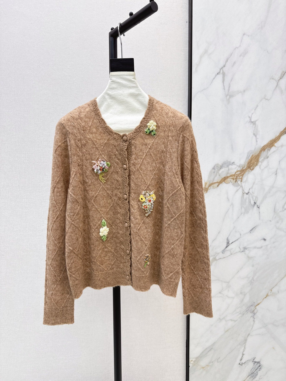 26Latest Autumn/Winter Vintage-Style Wool Knit Cardigan with 3D Floral Accents