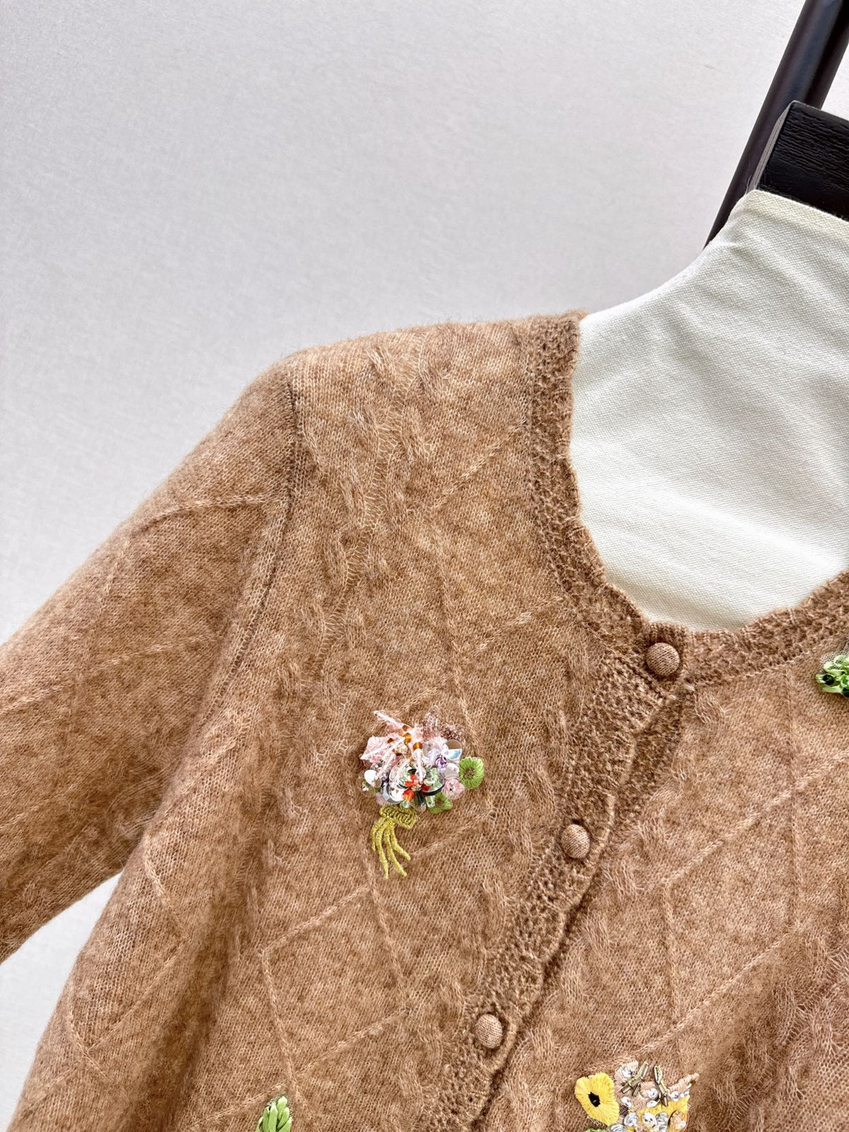 26Latest Autumn/Winter Vintage-Style Wool Knit Cardigan with 3D Floral Accents
