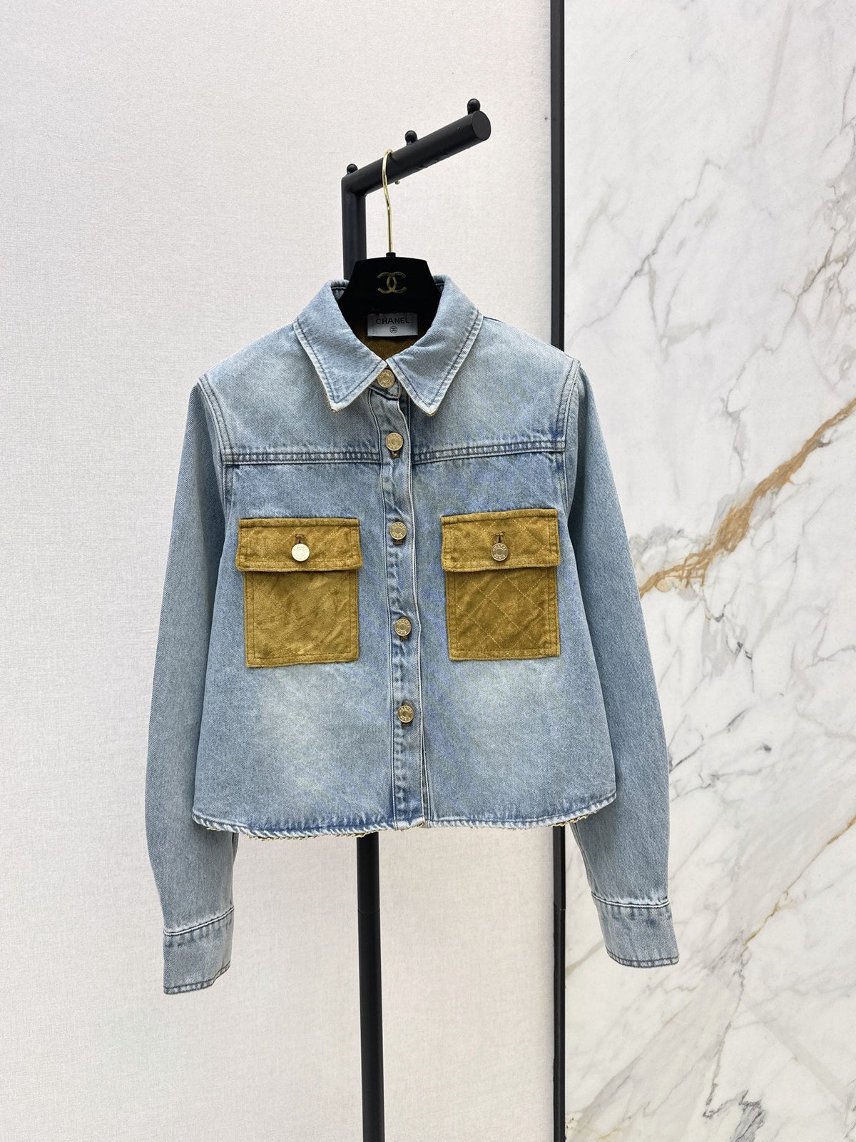 26Latest Autumn/Winter Cropped Shirt-Jacket with Suede-Panel Detail and Classic Collar
