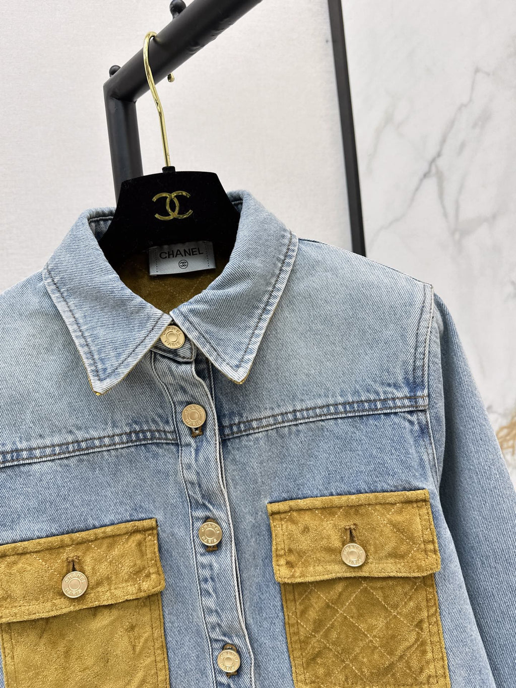26Latest Autumn/Winter Cropped Shirt-Jacket with Suede-Panel Detail and Classic Collar