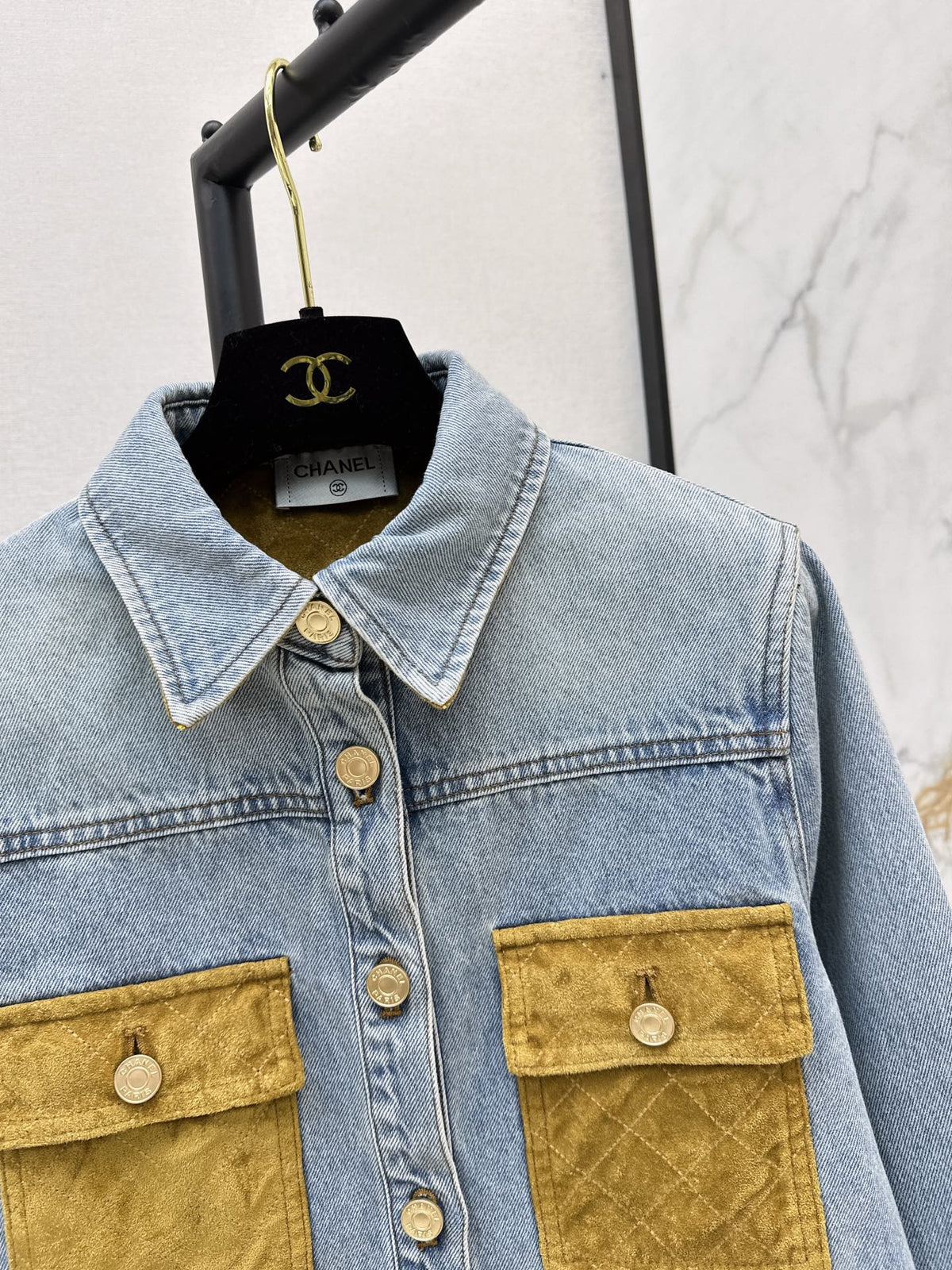 26Latest Autumn/Winter Cropped Shirt-Jacket with Suede-Panel Detail and Classic Collar