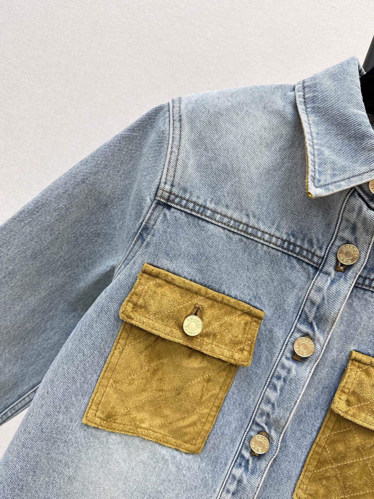 26Latest Autumn/Winter Cropped Shirt-Jacket with Suede-Panel Detail and Classic Collar