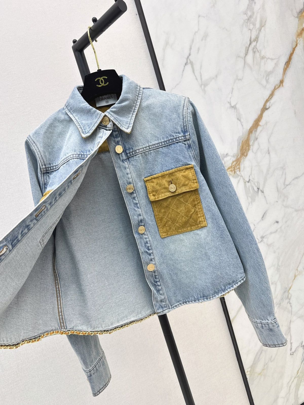 26Latest Autumn/Winter Cropped Shirt-Jacket with Suede-Panel Detail and Classic Collar
