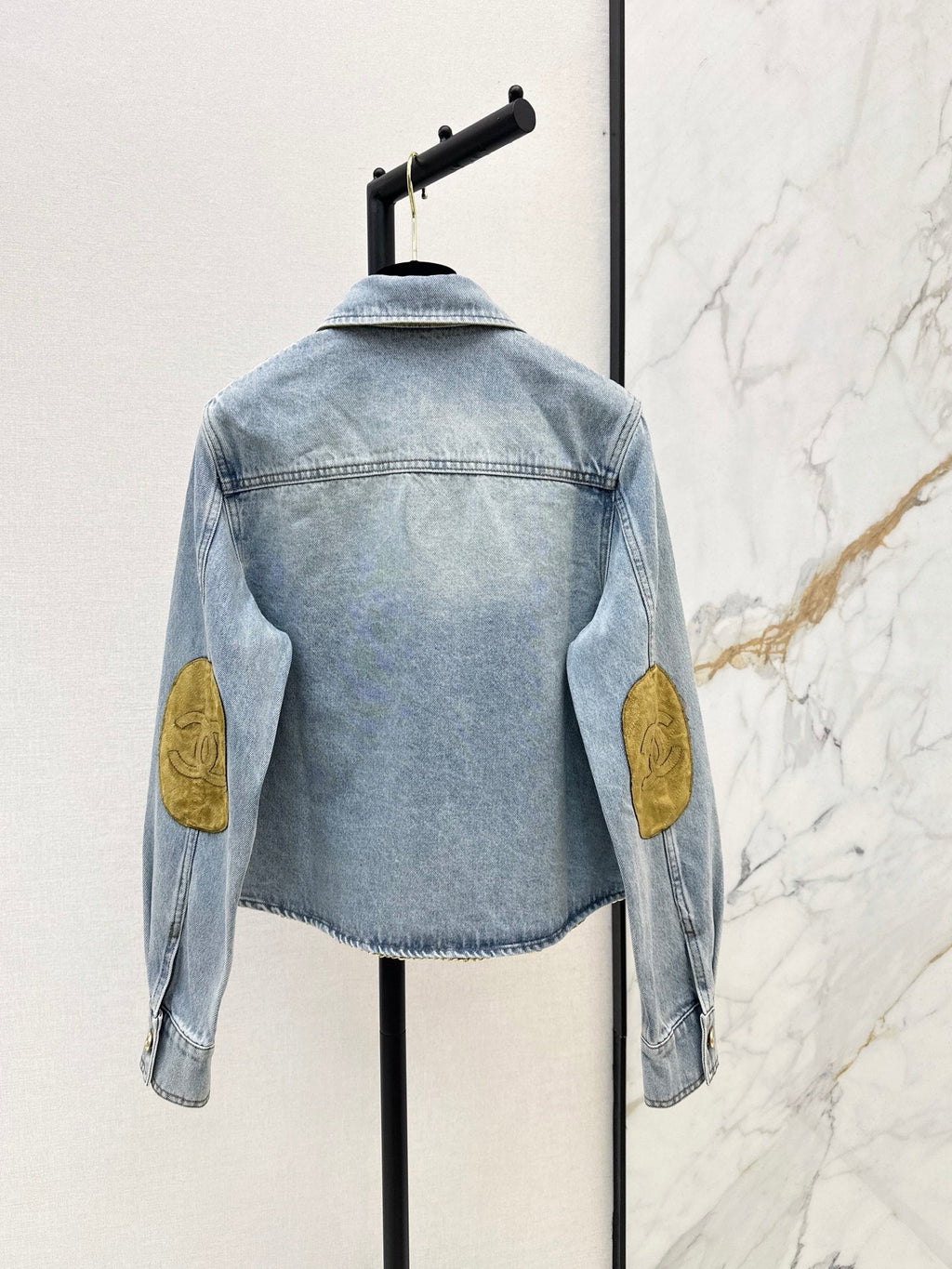 26Latest Autumn/Winter Cropped Shirt-Jacket with Suede-Panel Detail and Classic Collar