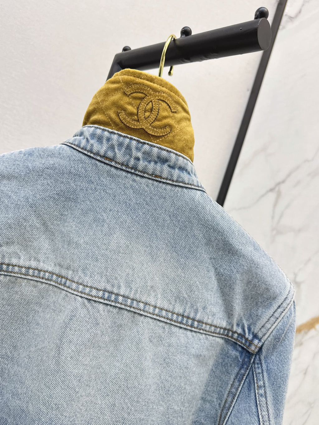 26Latest Autumn/Winter Cropped Shirt-Jacket with Suede-Panel Detail and Classic Collar