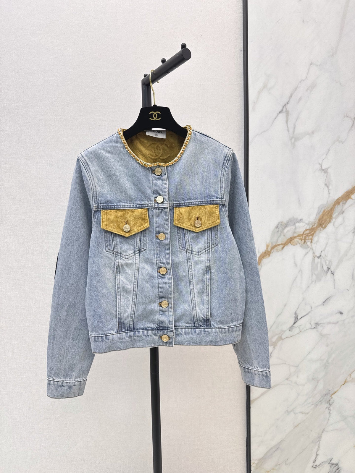 26Latest Autumn/Winter Crew-Neck Jacket with Suede and Chain Detailing