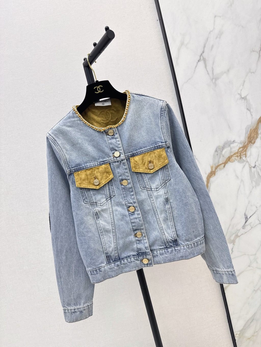 26Latest Autumn/Winter Crew-Neck Jacket with Suede and Chain Detailing