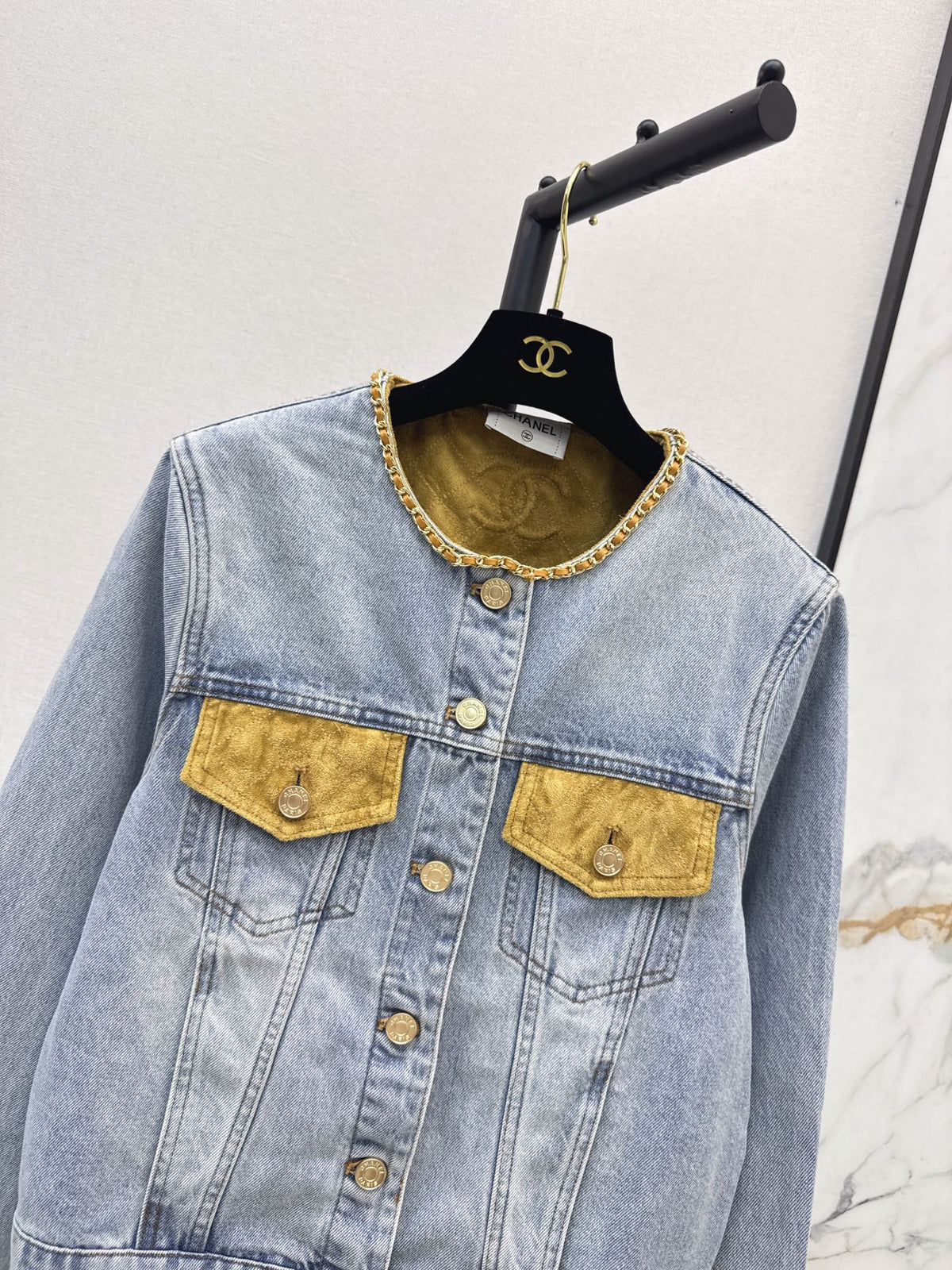 26Latest Autumn/Winter Crew-Neck Jacket with Suede and Chain Detailing
