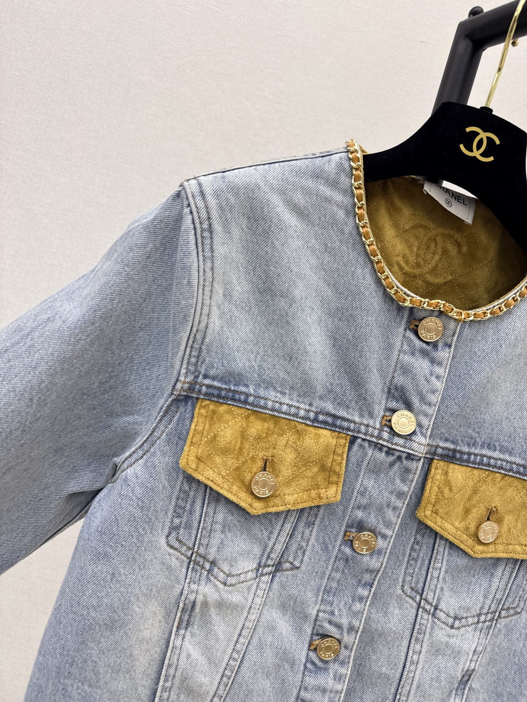 26Latest Autumn/Winter Crew-Neck Jacket with Suede and Chain Detailing
