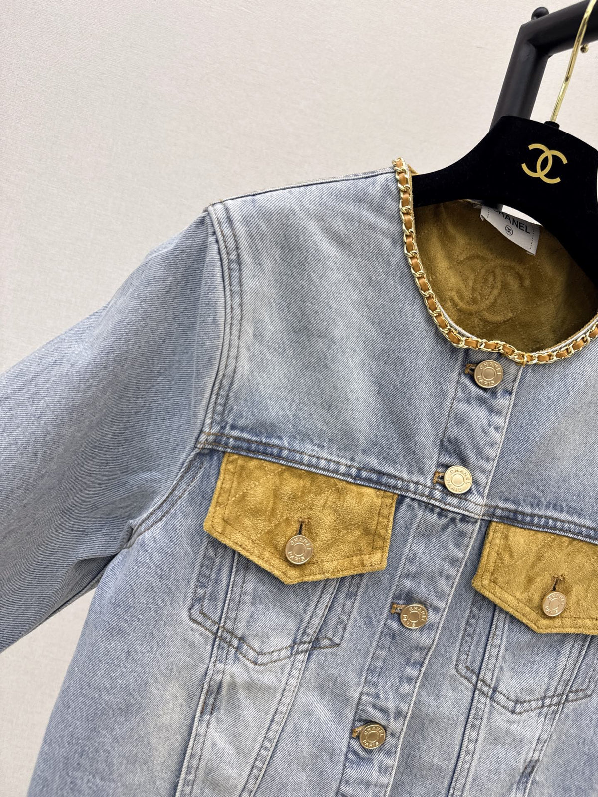 26Latest Autumn/Winter Crew-Neck Jacket with Suede and Chain Detailing