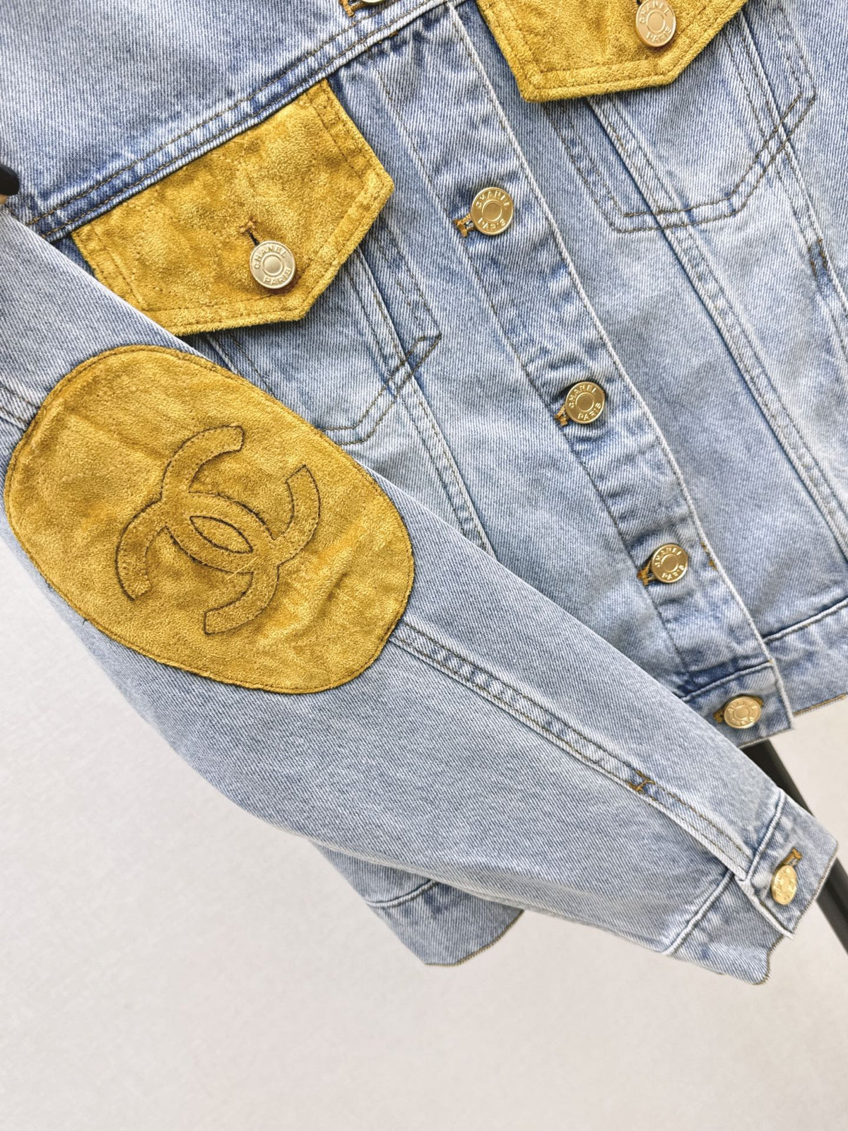 26Latest Autumn/Winter Crew-Neck Jacket with Suede and Chain Detailing
