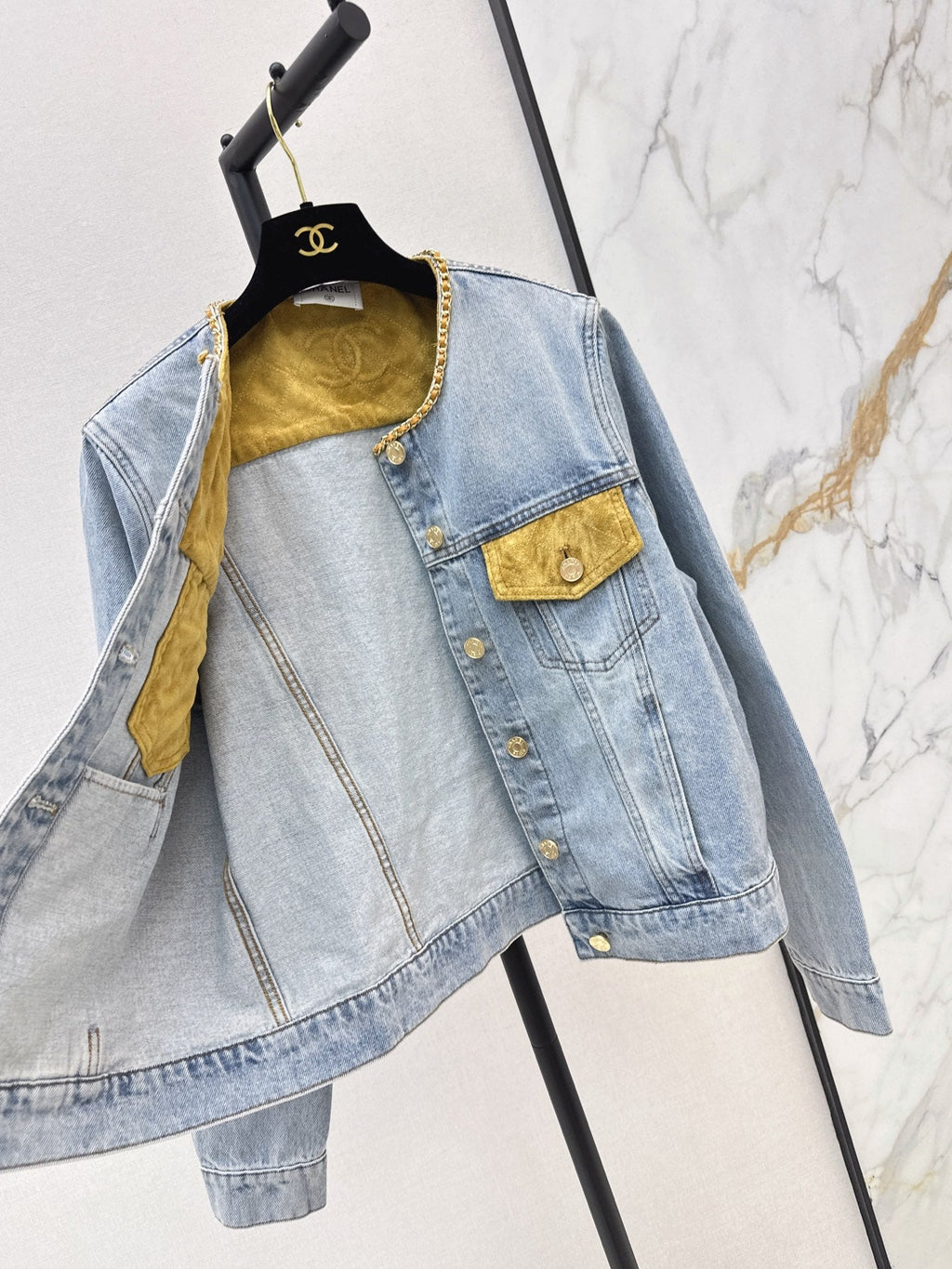 26Latest Autumn/Winter Crew-Neck Jacket with Suede and Chain Detailing