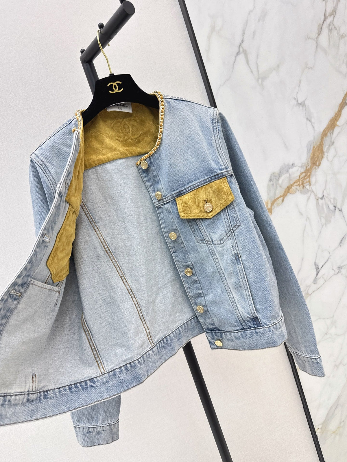 26Latest Autumn/Winter Crew-Neck Jacket with Suede and Chain Detailing