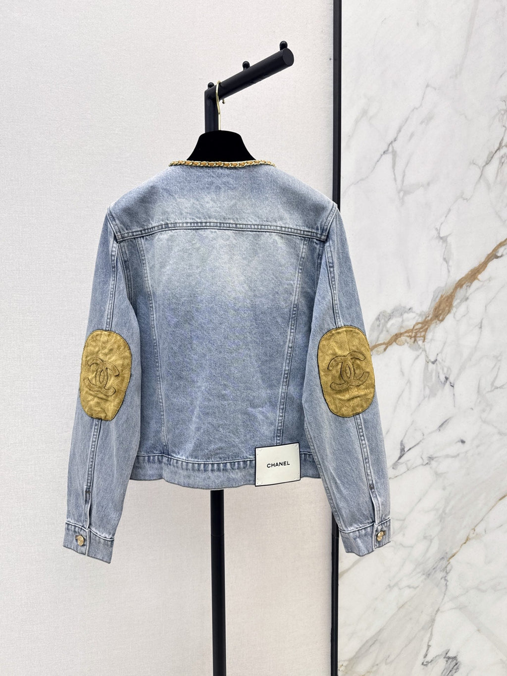 26Latest Autumn/Winter Crew-Neck Jacket with Suede and Chain Detailing