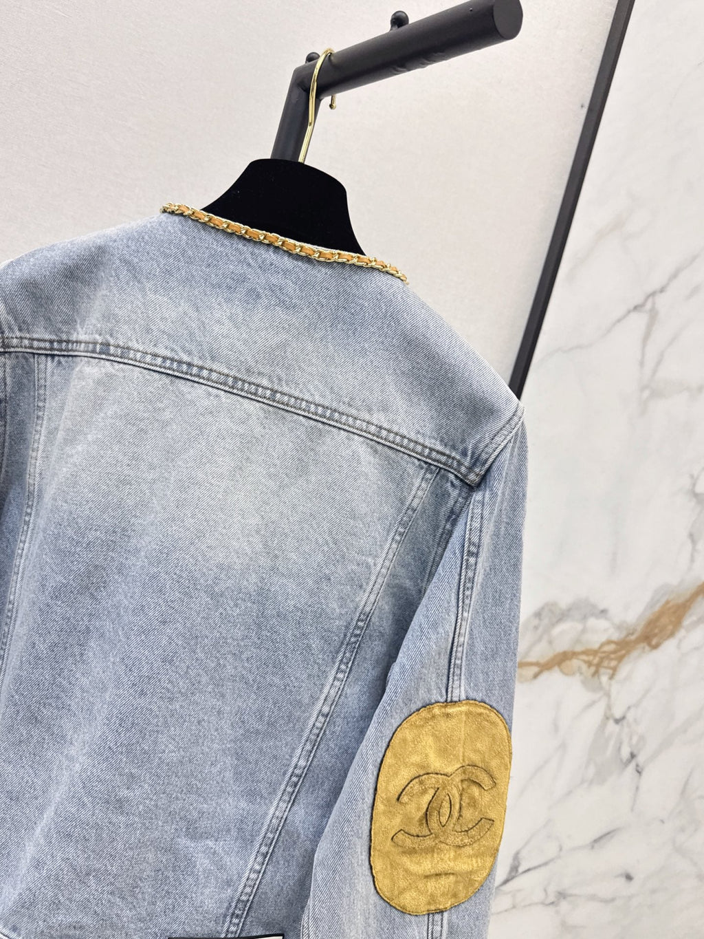 26Latest Autumn/Winter Crew-Neck Jacket with Suede and Chain Detailing