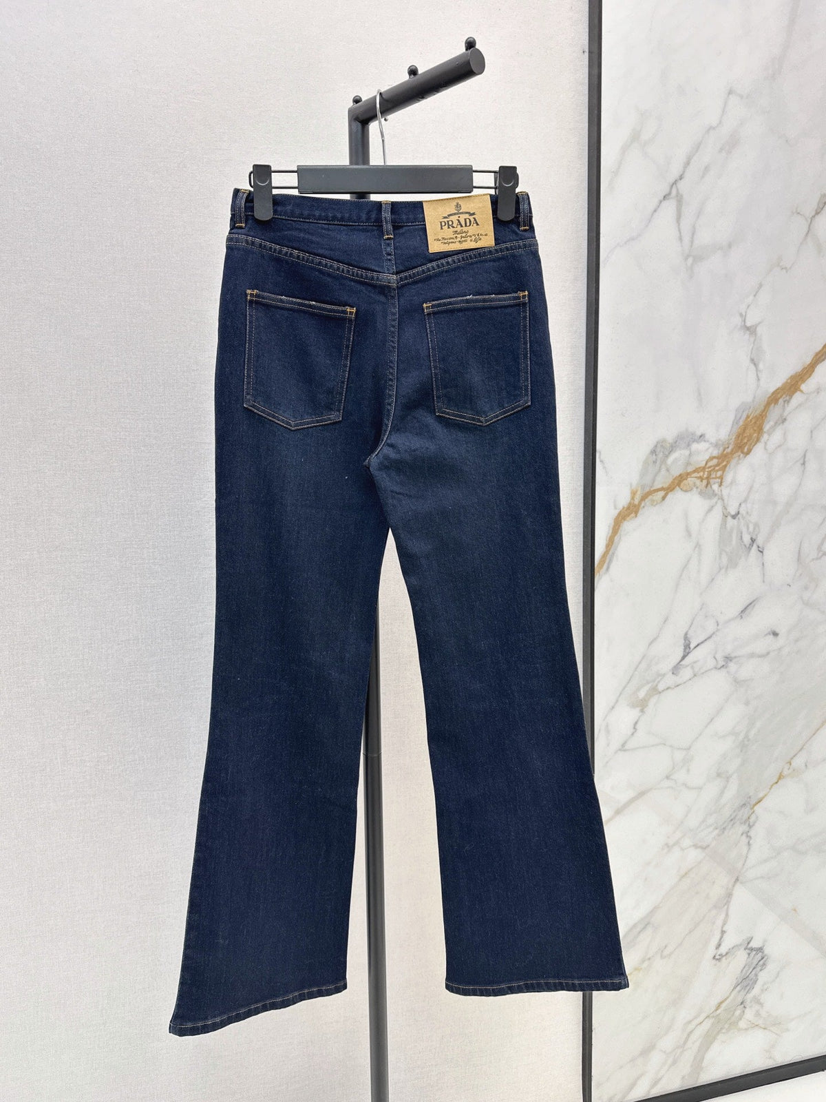 26Latest Autumn/Winter High-Waisted Jeans in Versatile, Natural Tones