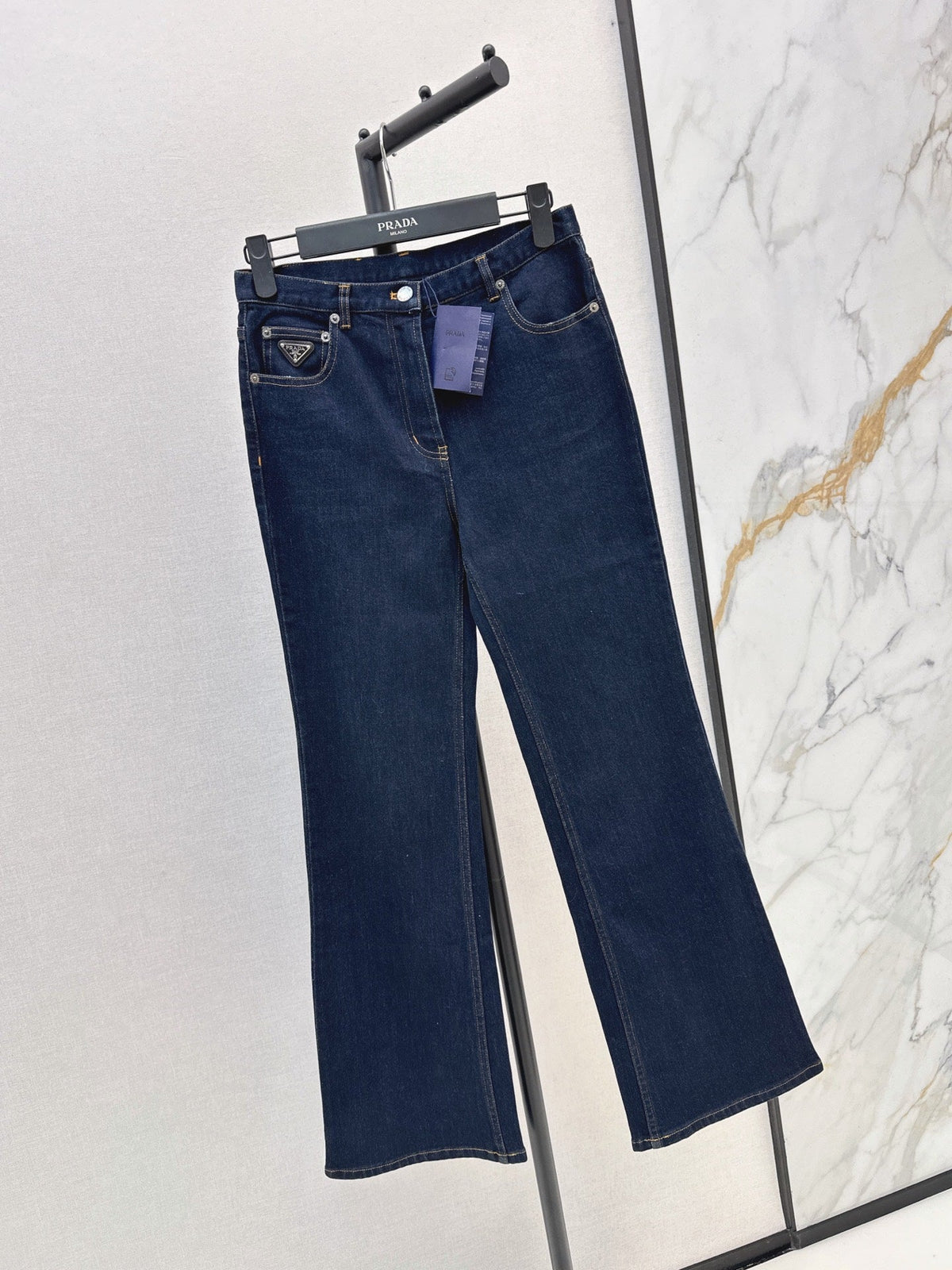 26Latest Autumn/Winter High-Waisted Jeans in Versatile, Natural Tones