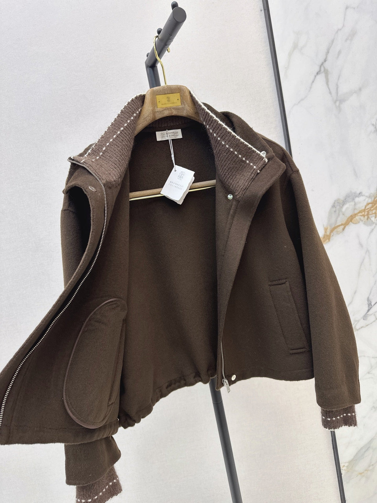 26Latest Autumn/Winter Short Double-Faced Wool Coat with Contrast-Stitched Knit Details