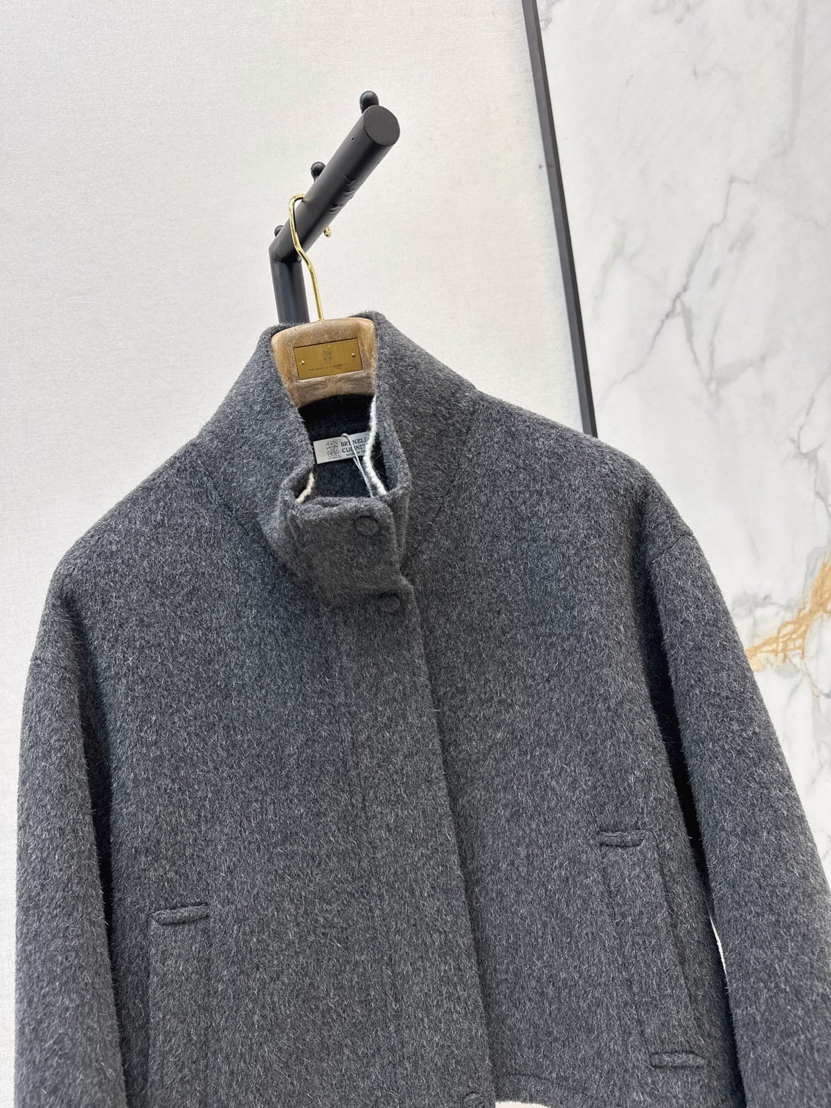 26Latest Autumn/Winter Short Double-Faced Wool Coat with Contrast-Stitched Knit Details