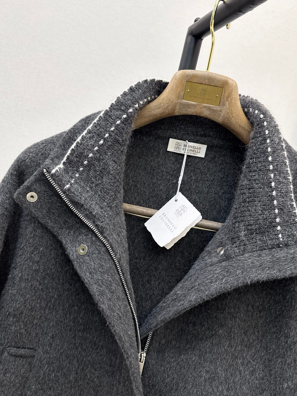26Latest Autumn/Winter Short Double-Faced Wool Coat with Contrast-Stitched Knit Details