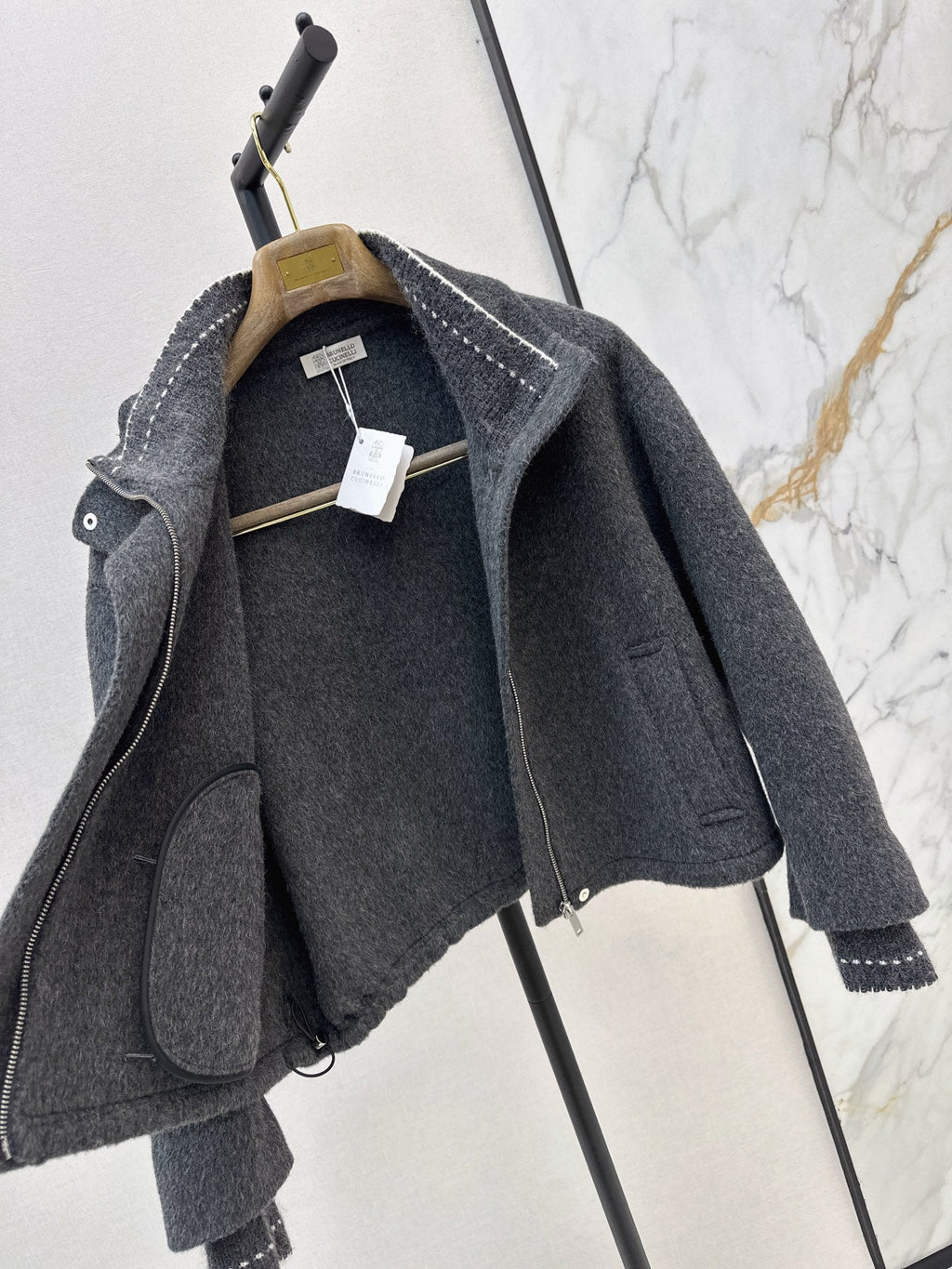 26Latest Autumn/Winter Short Double-Faced Wool Coat with Contrast-Stitched Knit Details