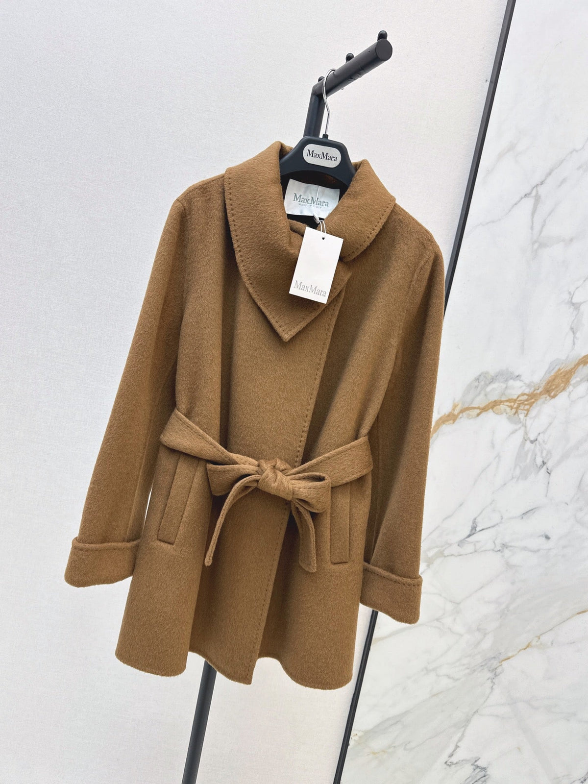 26Latest Autumn/Winter Double-Faced Wool-Blend Coat with Asymmetric Triangular Collar (Mid-Length)