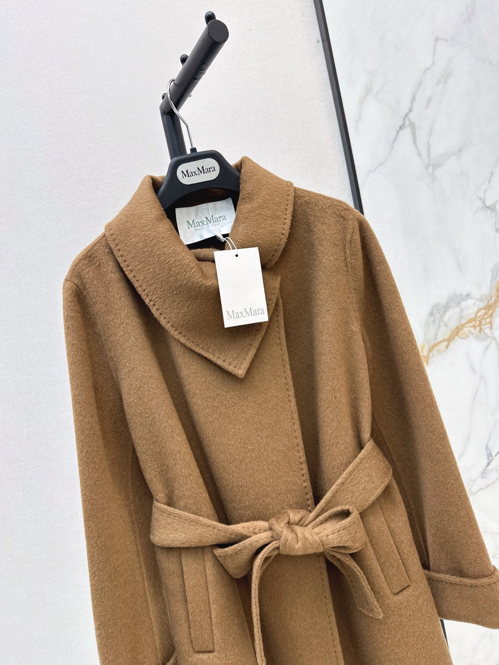 26Latest Autumn/Winter Double-Faced Wool-Blend Coat with Asymmetric Triangular Collar (Mid-Length)