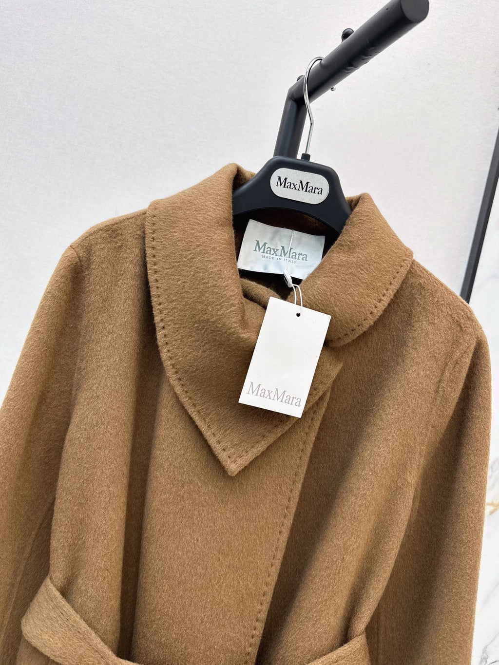 26Latest Autumn/Winter Double-Faced Wool-Blend Coat with Asymmetric Triangular Collar (Mid-Length)