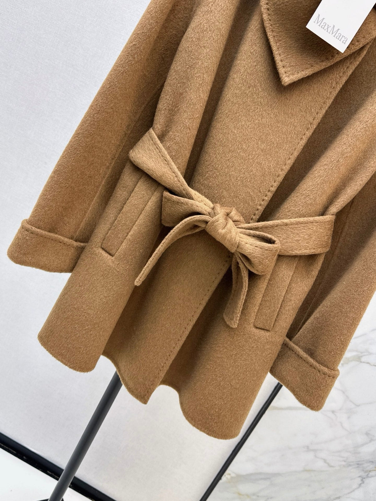 26Latest Autumn/Winter Double-Faced Wool-Blend Coat with Asymmetric Triangular Collar (Mid-Length)