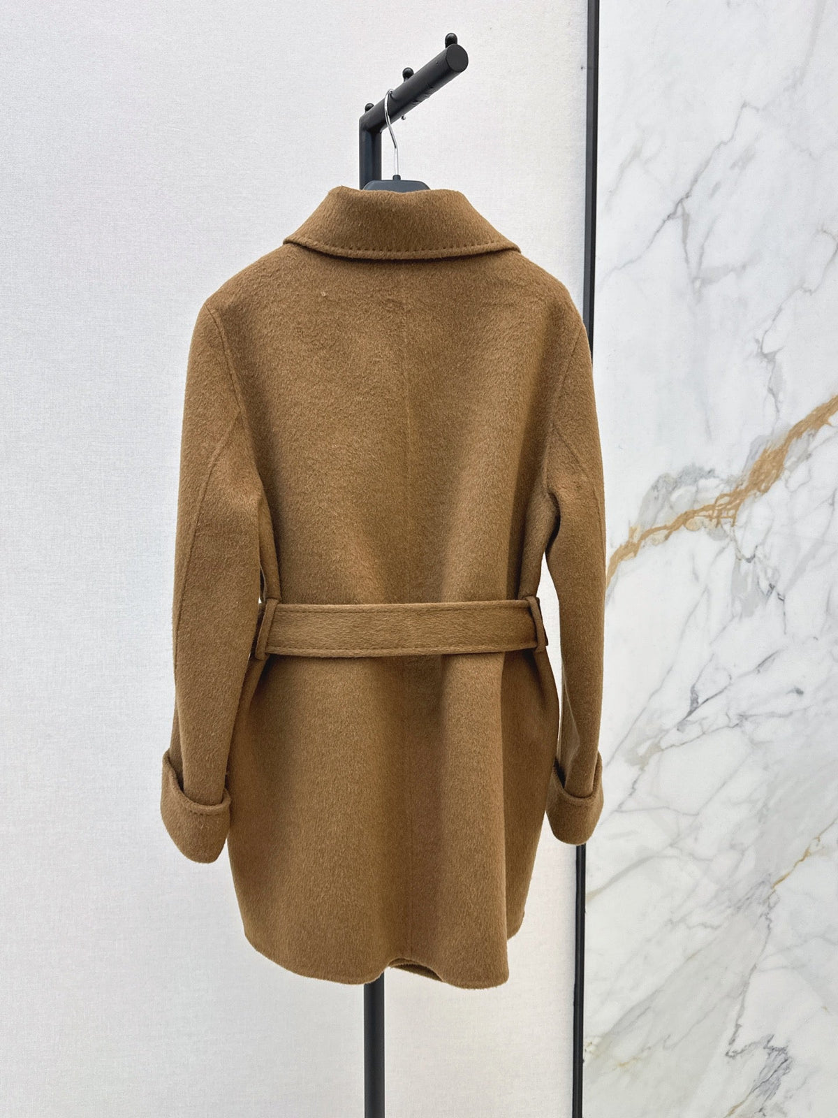 26Latest Autumn/Winter Double-Faced Wool-Blend Coat with Asymmetric Triangular Collar (Mid-Length)