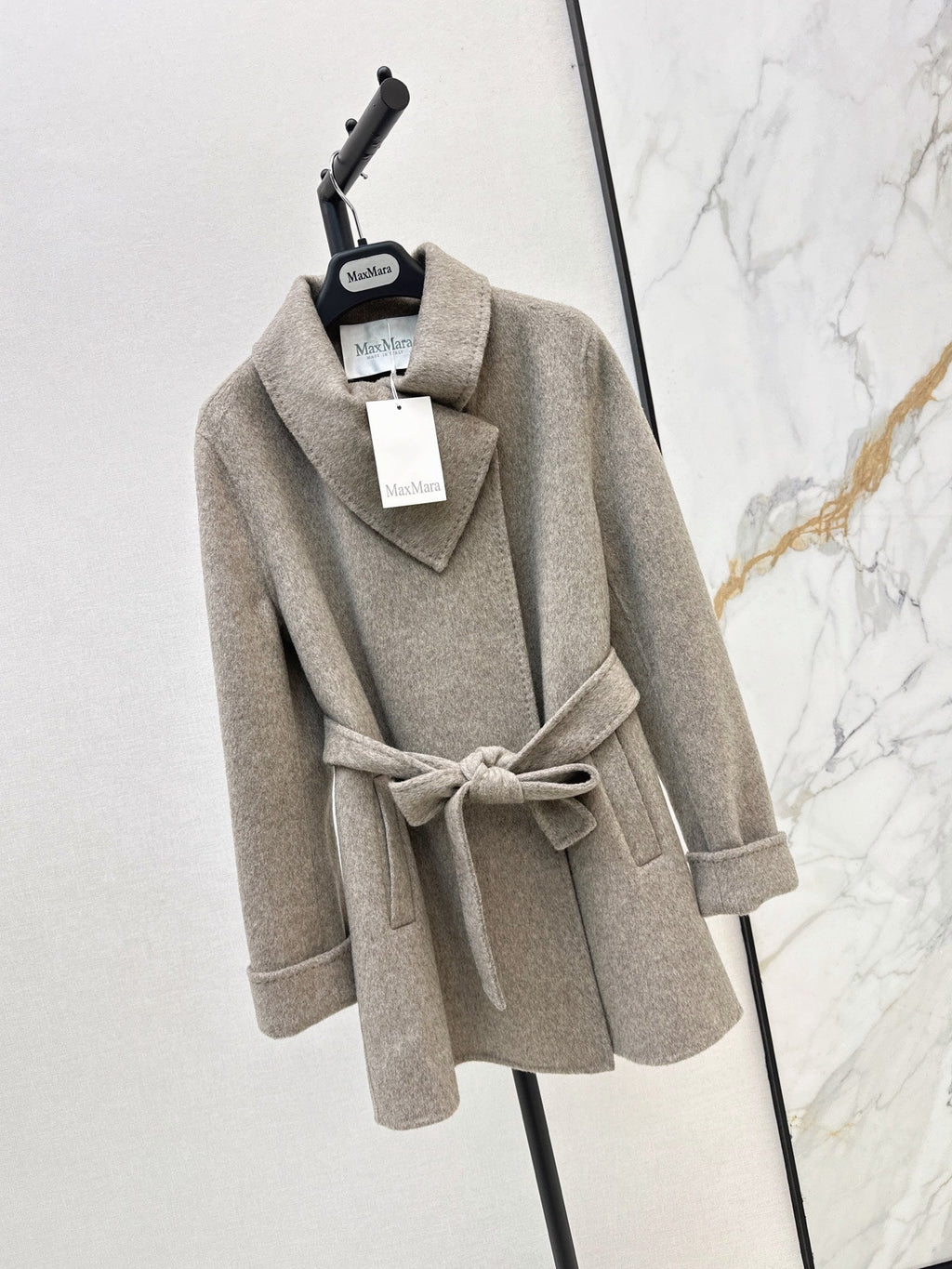 26Latest Autumn/Winter Double-Faced Wool-Blend Coat with Asymmetric Triangular Collar (Mid-Length)
