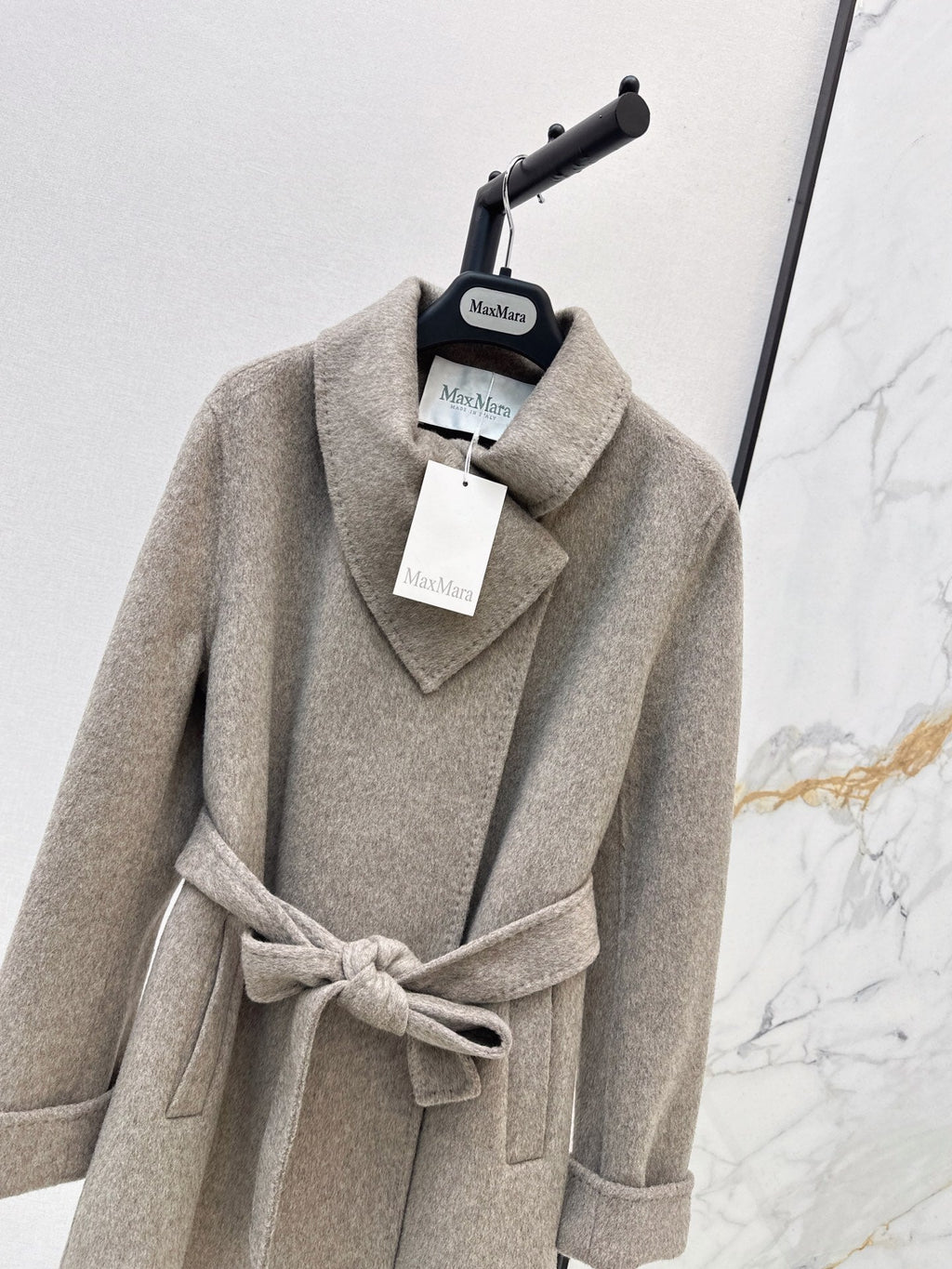 26Latest Autumn/Winter Double-Faced Wool-Blend Coat with Asymmetric Triangular Collar (Mid-Length)