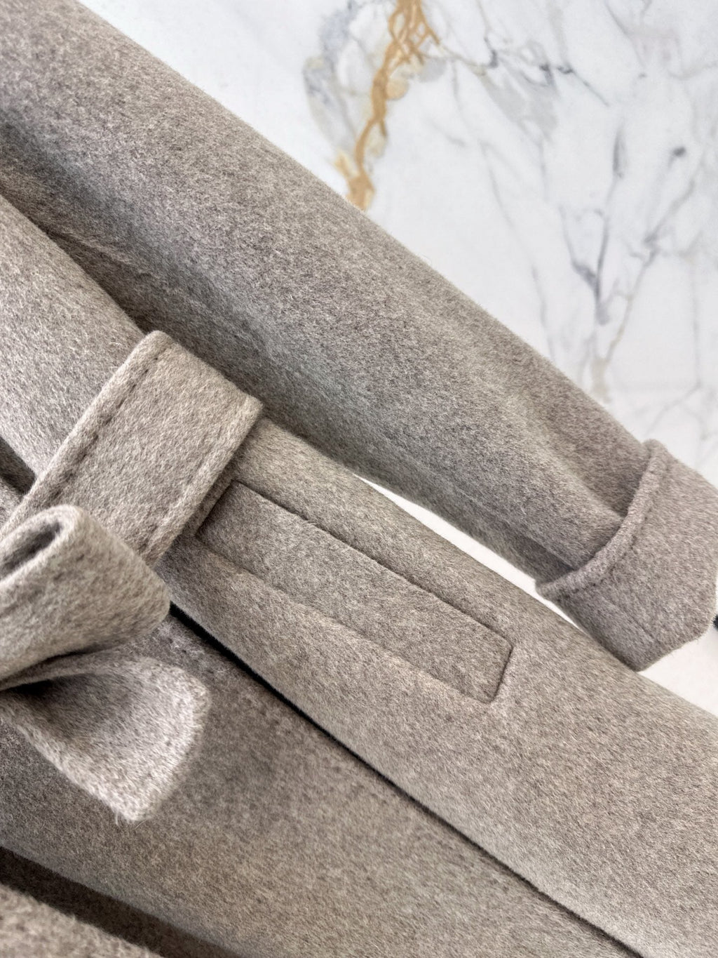 26Latest Autumn/Winter Double-Faced Wool-Blend Coat with Asymmetric Triangular Collar (Mid-Length)