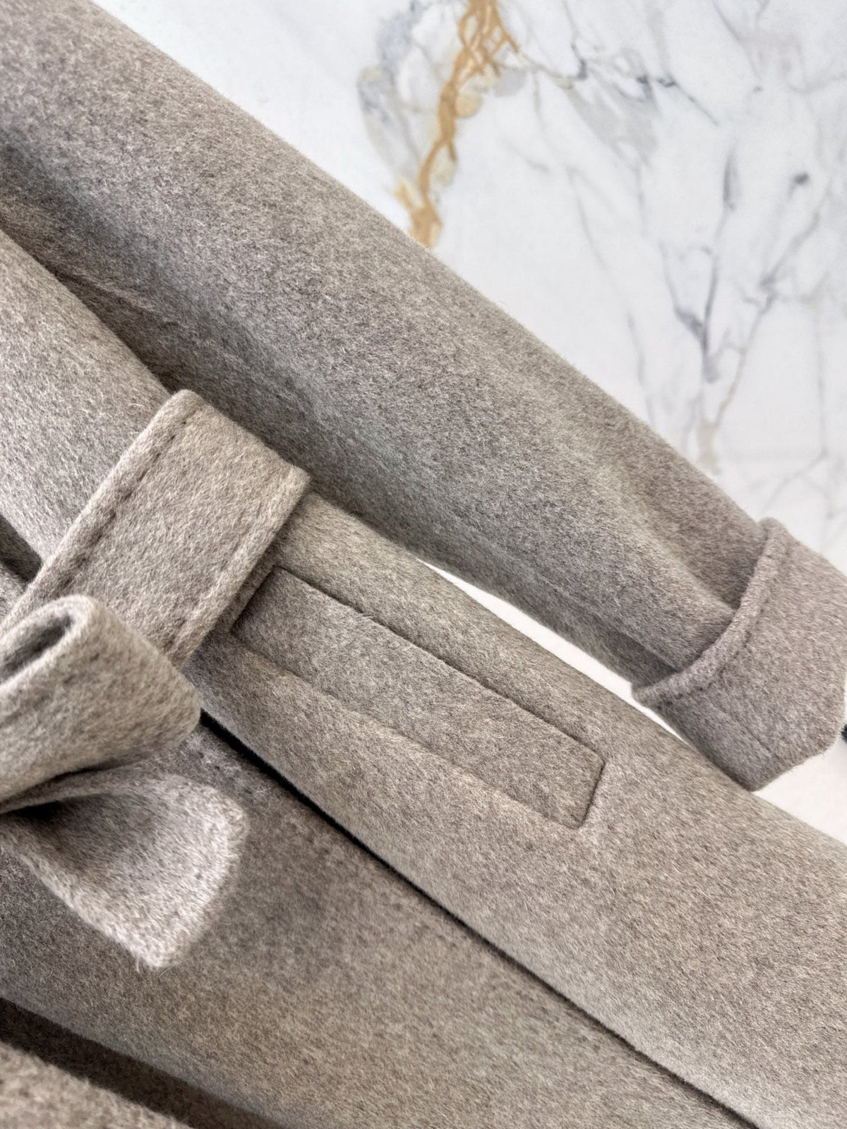 26Latest Autumn/Winter Double-Faced Wool-Blend Coat with Asymmetric Triangular Collar (Mid-Length)