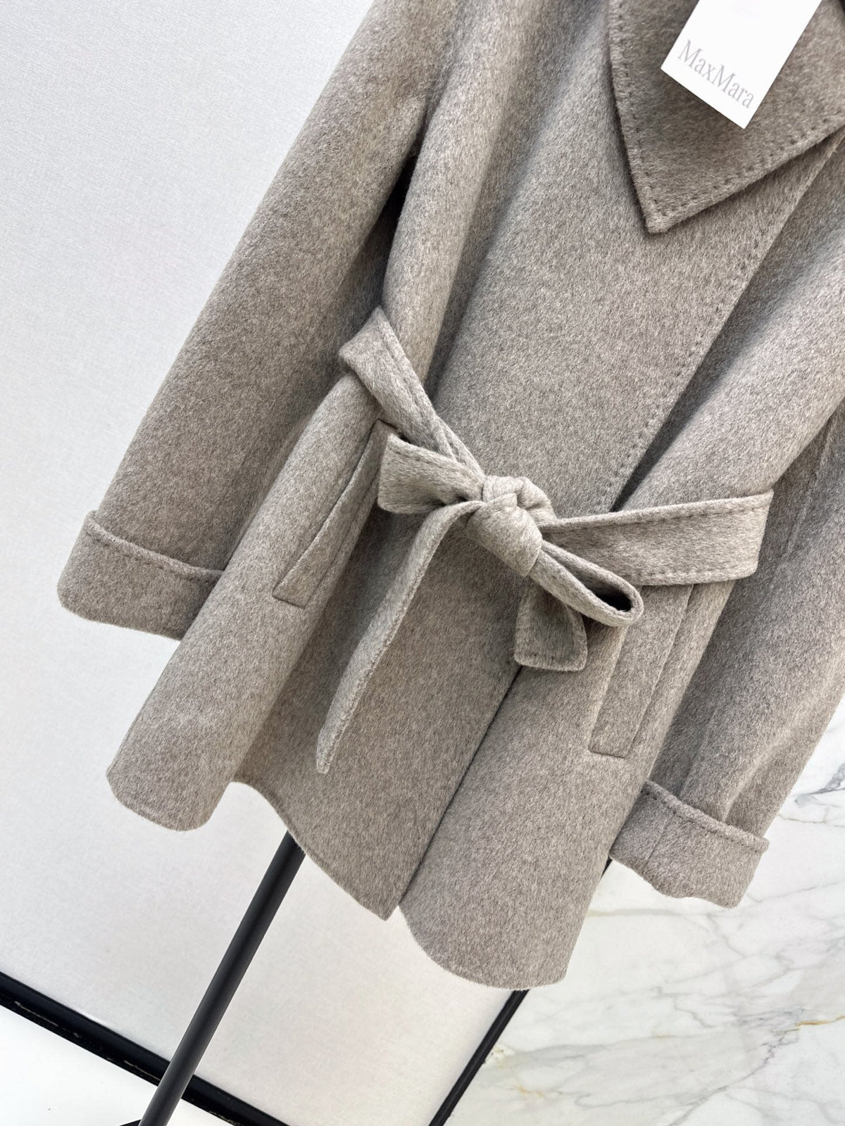 26Latest Autumn/Winter Double-Faced Wool-Blend Coat with Asymmetric Triangular Collar (Mid-Length)