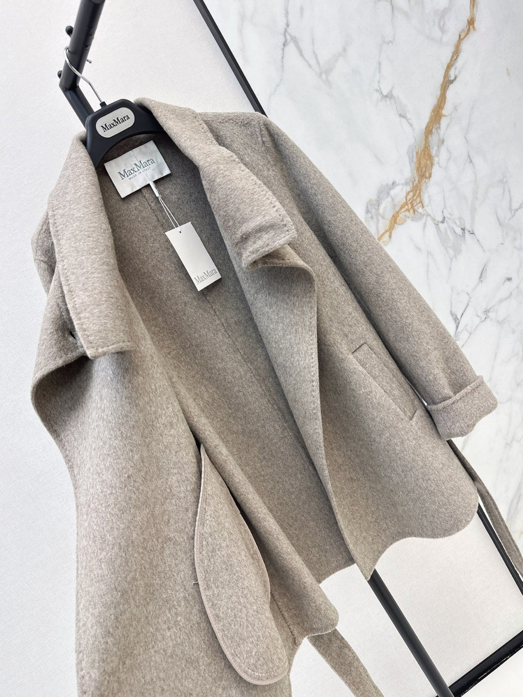 26Latest Autumn/Winter Double-Faced Wool-Blend Coat with Asymmetric Triangular Collar (Mid-Length)