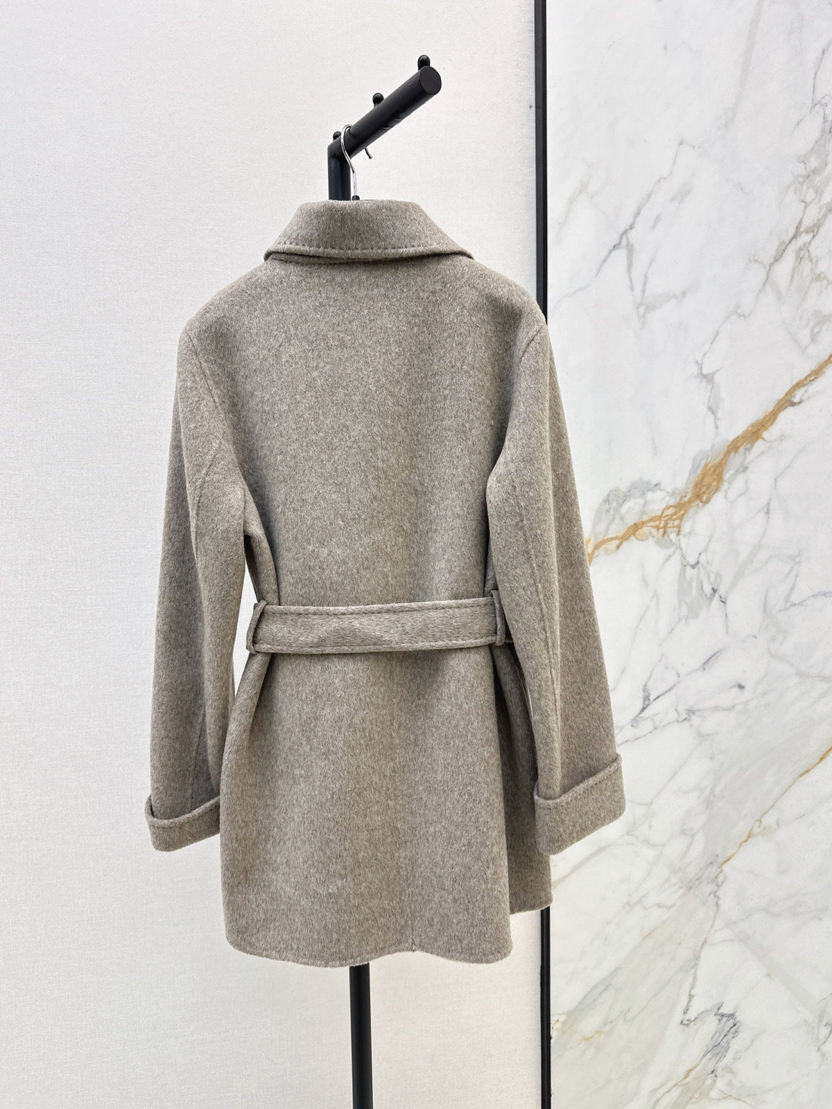 26Latest Autumn/Winter Double-Faced Wool-Blend Coat with Asymmetric Triangular Collar (Mid-Length)