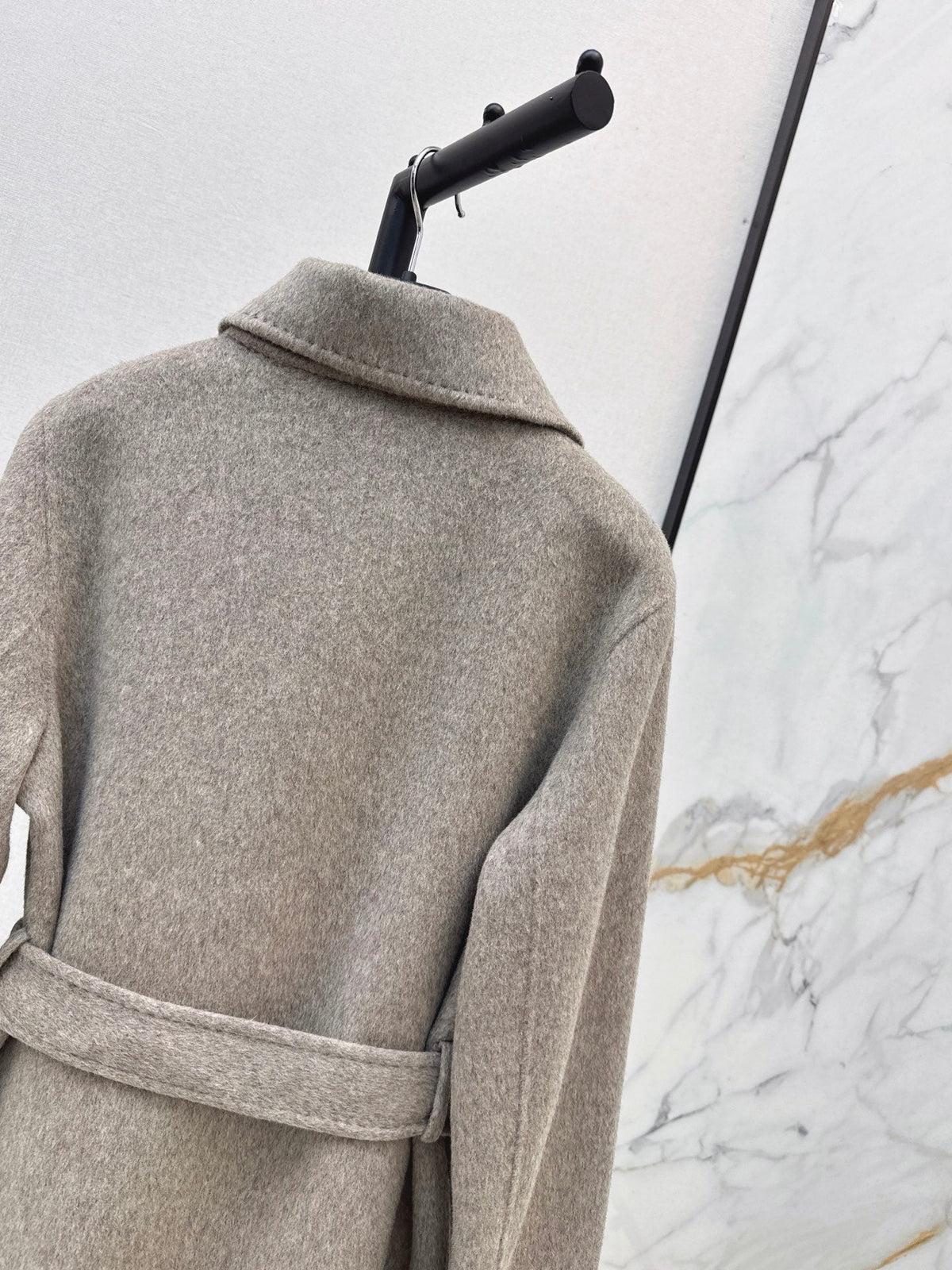 26Latest Autumn/Winter Double-Faced Wool-Blend Coat with Asymmetric Triangular Collar (Mid-Length)