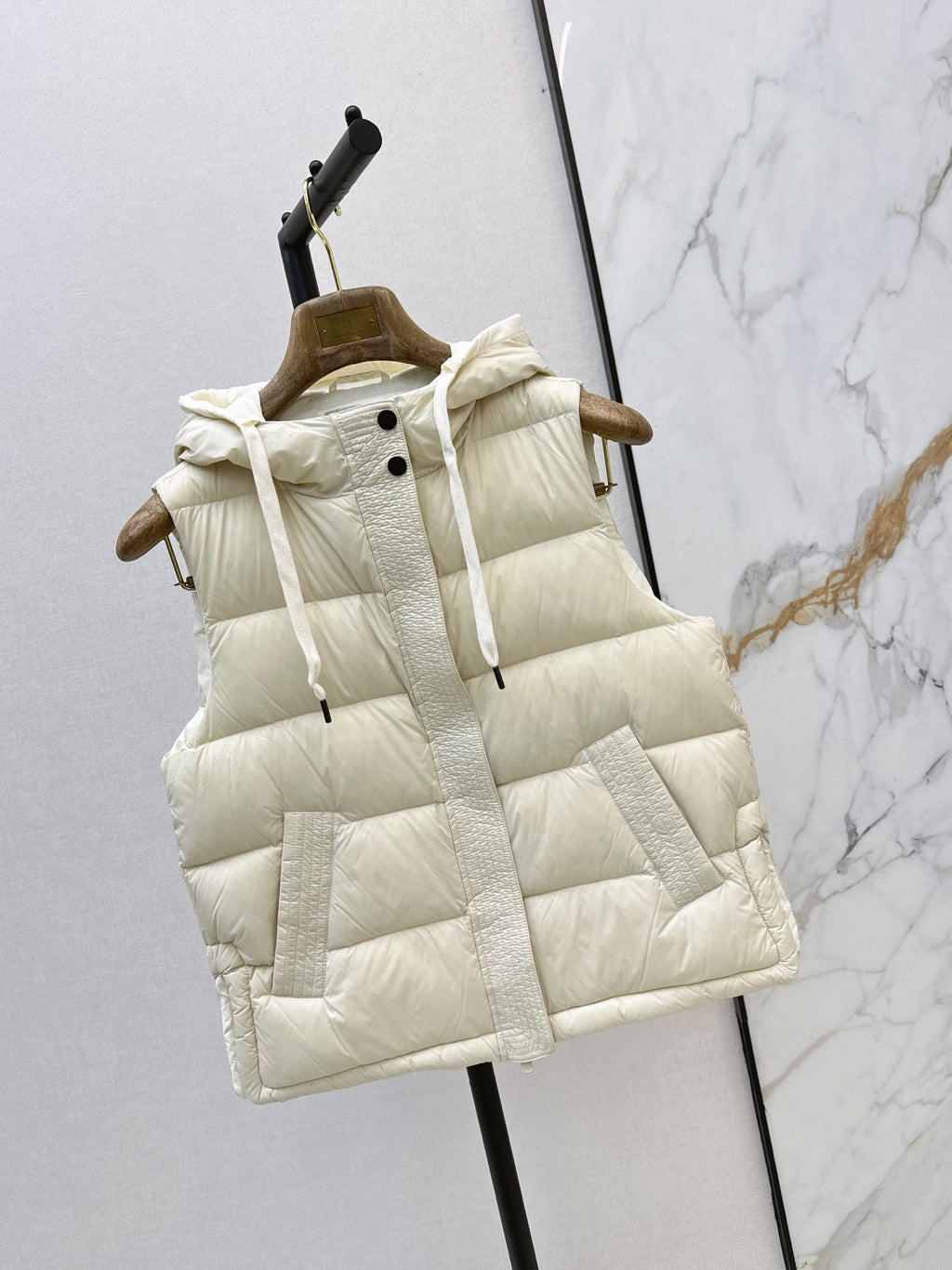 26Latest Autumn/Winter Hooded Down Vest