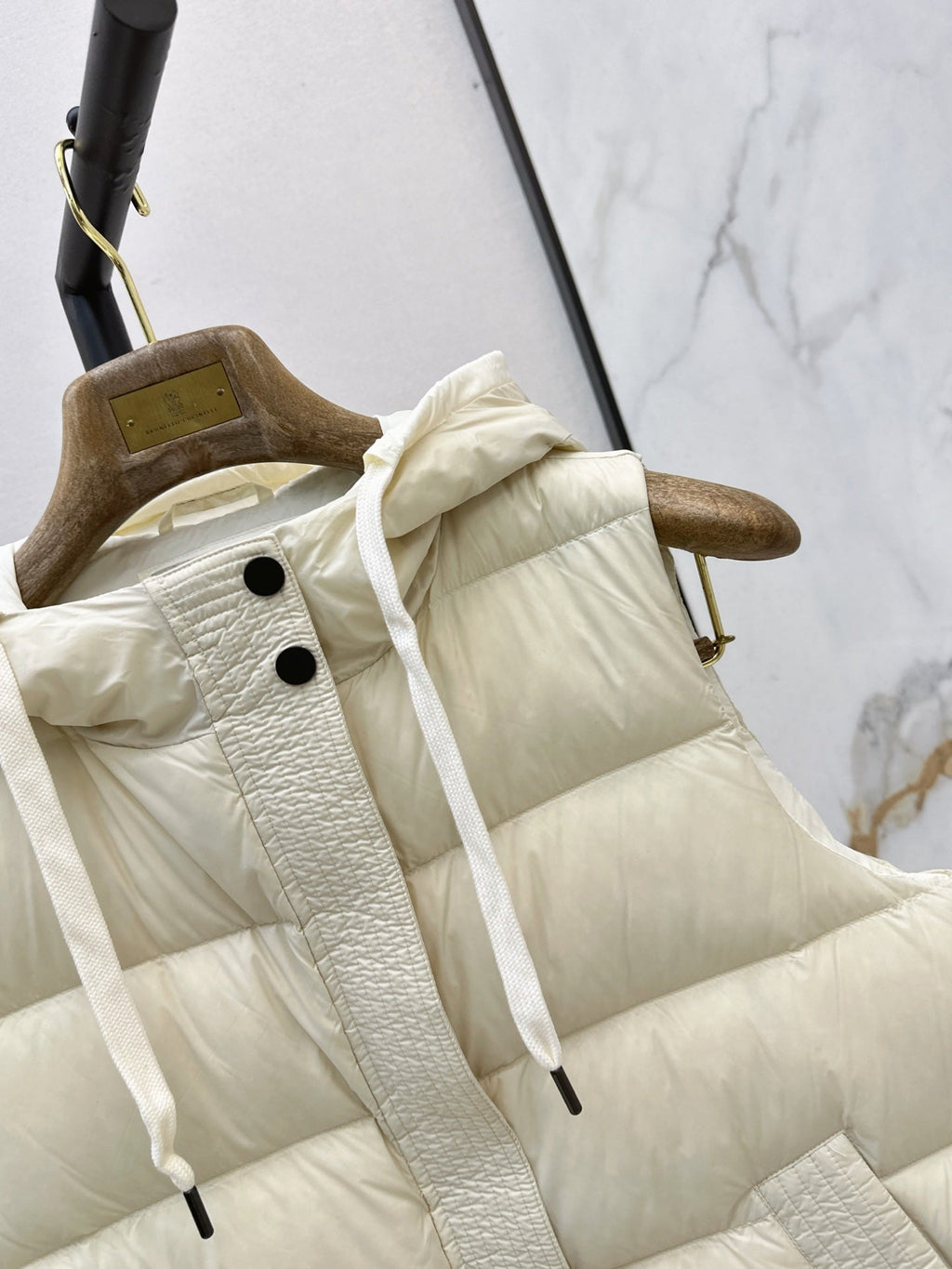 26Latest Autumn/Winter Hooded Down Vest