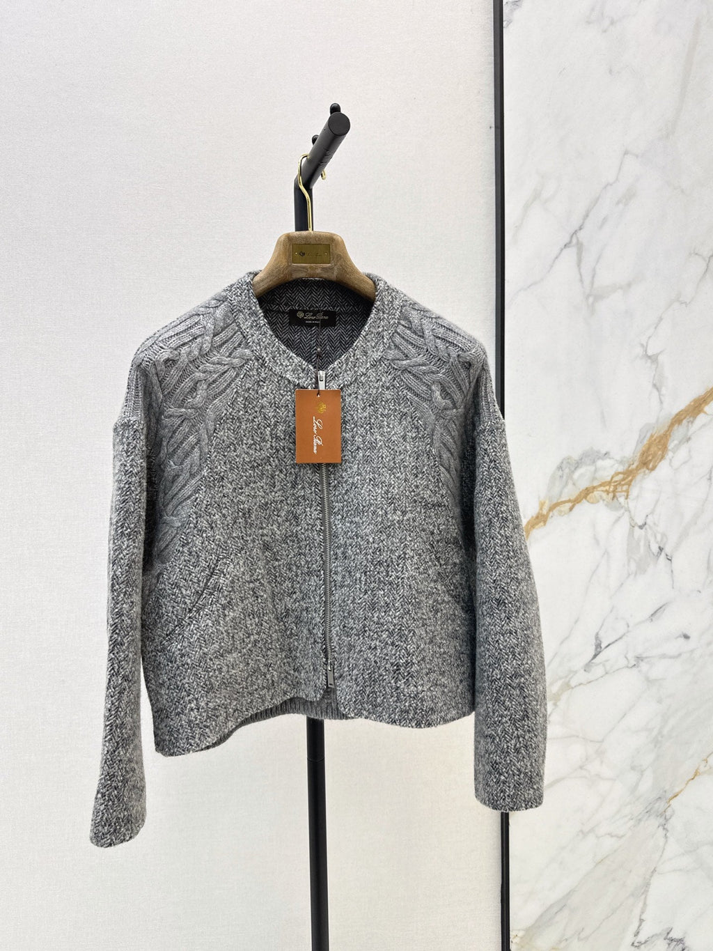 26Latest Autumn/Winter "Old Money" Style Reversible Wool-Blend & Cable-Knit Cardigan (Includes Matching Scarf)