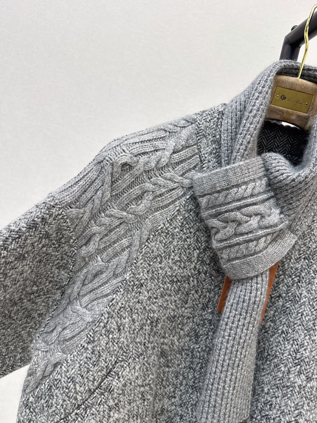 26Latest Autumn/Winter "Old Money" Style Reversible Wool-Blend & Cable-Knit Cardigan (Includes Matching Scarf)